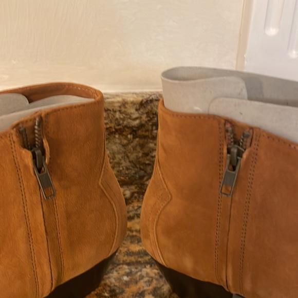 ISABEL MARANT
Dacken suede ankle boots NWT Size 38 - Picture 4 of 13